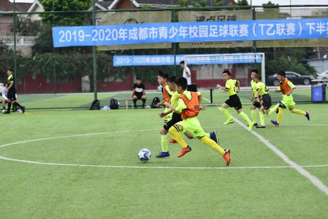 赵心童傲视全场以6-0击败罗伯逊，挺进上海大师赛四强
